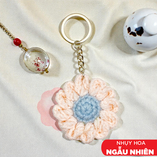 Móc Khoá Len Cúc Hoạ Mi - Màu Cam Nhạt (Nhụy Hoa Màu Ngẫu Nhiên)