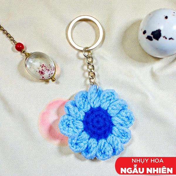 Móc Khoá Len Cúc Hoạ Mi - Màu Xanh Dương (Nhụy Hoa Màu Ngẫu Nhiên)