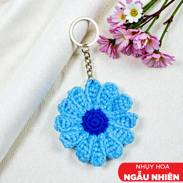 Móc Khoá Len Hoa Cúc - Màu Xanh Đậm (Nhụy Hoa Màu Ngẫu Nhiên)
